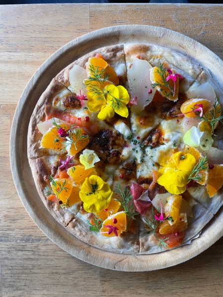 スモークサーモンと旬の果実のクリームチーズピザ