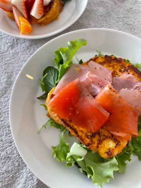 スモークサーモンと生ハムのフレンチトースト